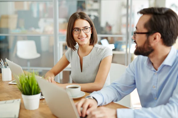 İş arkadaşları toplantısında fikir paylaşımı 