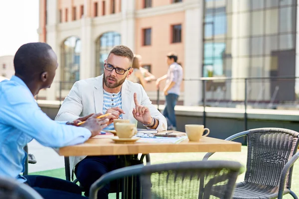 Zakenman zijn standpunt uit te leggen aan collega — Stockfoto