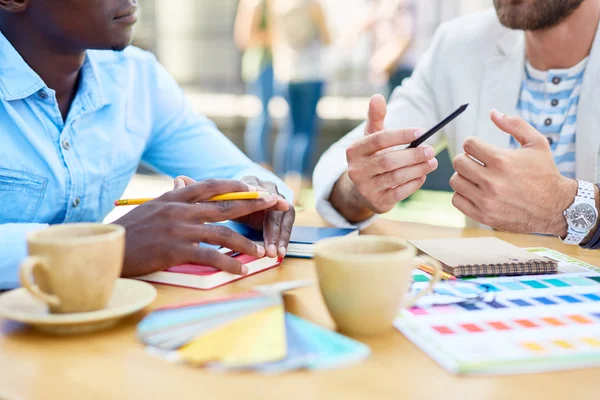 Interazione dei progettisti in ufficio — Foto Stock