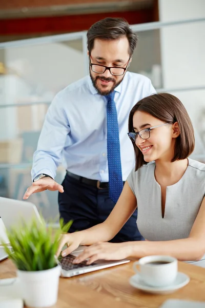 Empresario comunicándose con empresaria — Foto de Stock