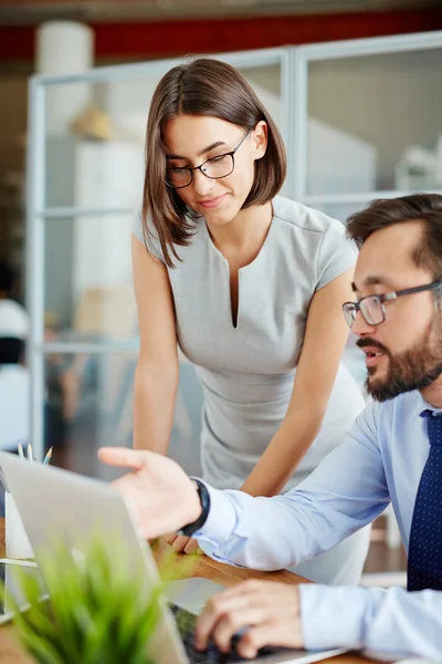 I colleghi d'affari discutono la presentazione su computer portatile — Foto Stock