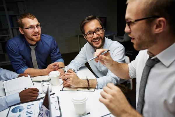 Zakenlieden communicatie in office — Stockfoto