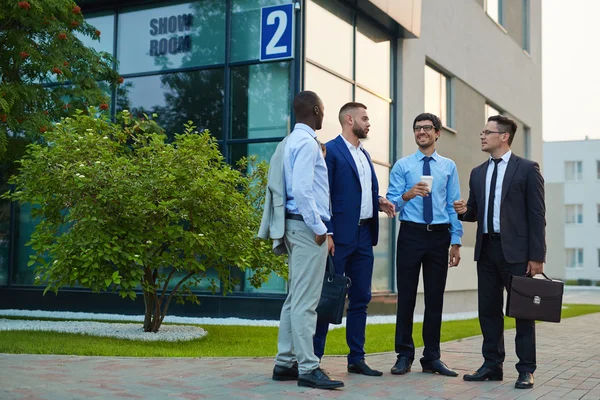 Empresarios teniendo discusión al aire libre —  Fotos de Stock