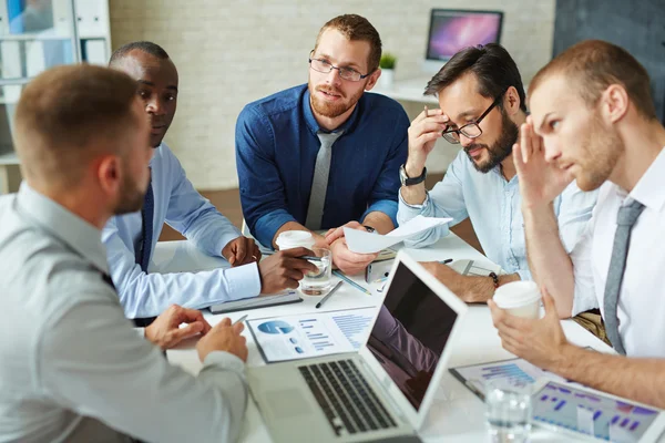 Affärsmän som diskuterar data och dokument — Stockfoto