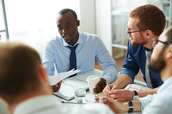 Afrikanischer Geschäftsmann erklärt Kollegen Daten — Stockfoto