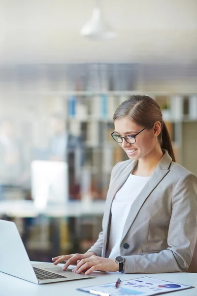 Kontorsarbetare använder laptop för arbete — Stockfoto