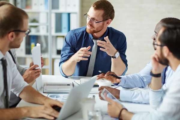 Affärsmän som lyssnar på hans kollega förklaringar — Stockfoto