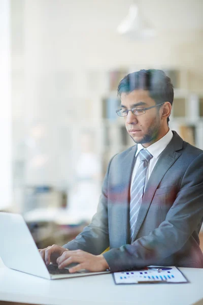 Homem de negócios sério usando laptop — Fotografia de Stock