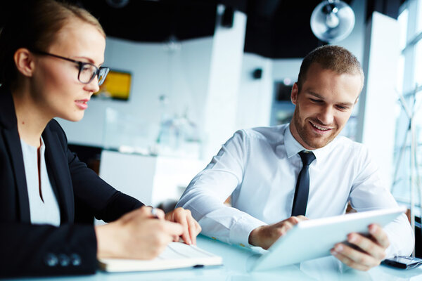 Бизнесмен показывает коллеге новые данные
