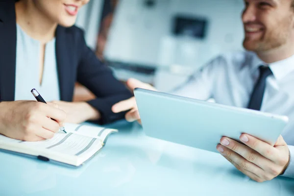 Femme d'affaires prenant des notes dans un carnet — Photo