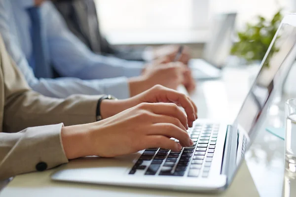 Mani femminili utilizzando il computer portatile — Foto Stock