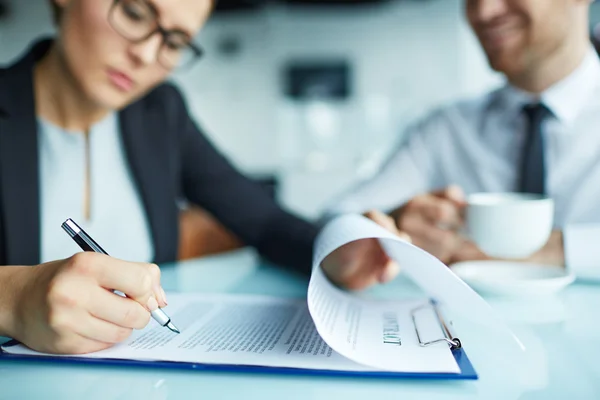 Geschäftsfrau unterschreibt Vertrag — Stockfoto