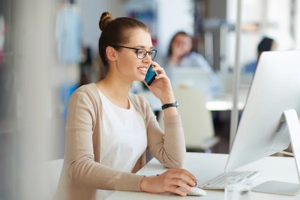 Junge Geschäftsfrau arbeitet im Büro — Stockfoto