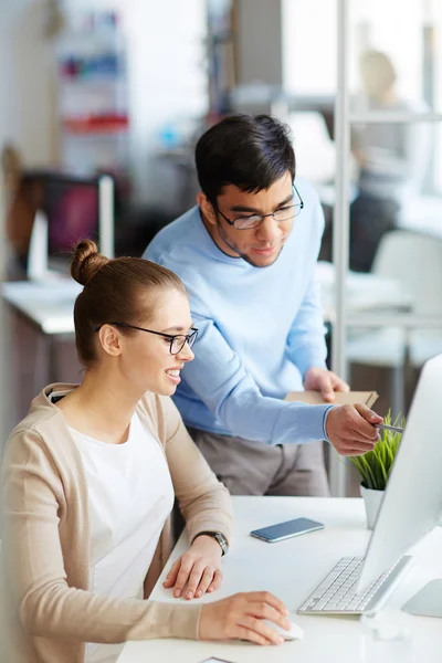 Affärsmannen och affärskvinna diskutera presentation — Stockfoto