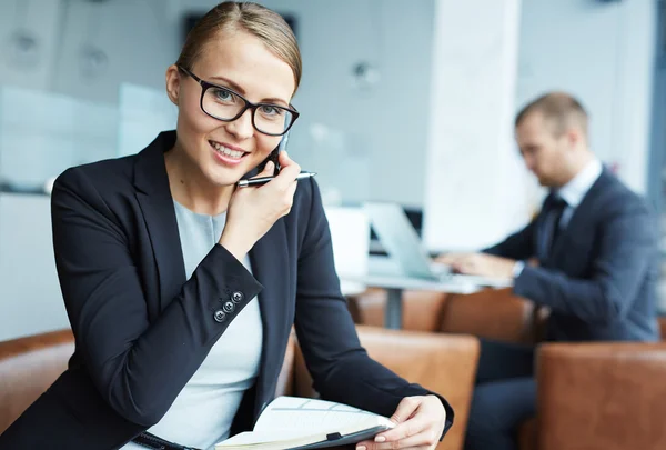 Mulher de negócios em óculos falando ao telefone — Fotografia de Stock