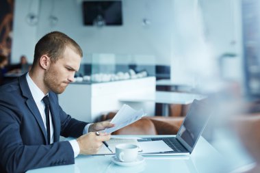 ciddi işadamı belgeleriyle çalışma