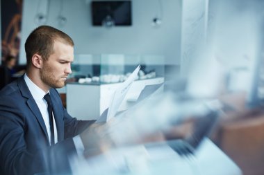 Ciddi Yöneticisi çalışma kağıtları üzerinden seyir 