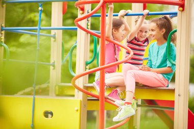 Çocuklar oyun alanında sohbet