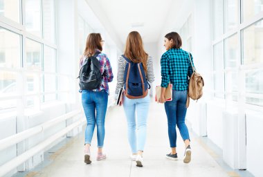 Sevimli öğrenci ile turistik arka çantalar