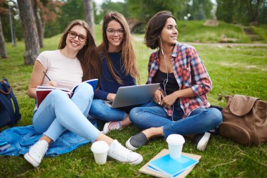 Dostça kız okul yapıyor