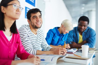 Adam onun arkadaşları ile birlikte