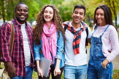 Mutlu üniversite öğrencileri portresi