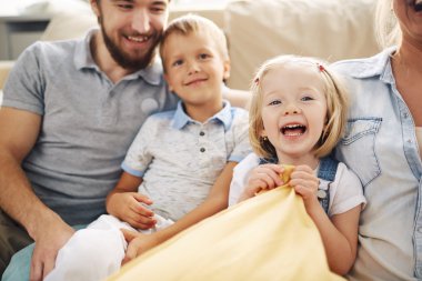 Birlikte oturan Dört Kişilik Aile 