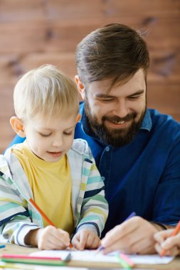 Baba ve oğul ile kalemler çizim