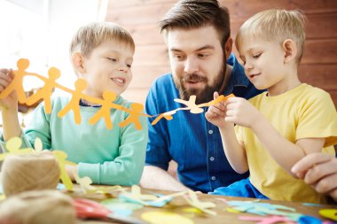 Yakışıklı çocuk ve babaları 