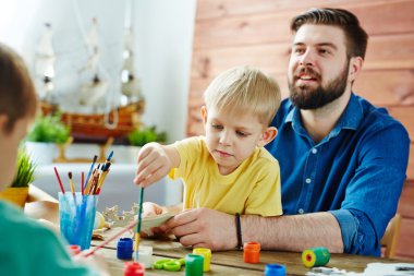 Adam ve iki küçük çocuğu