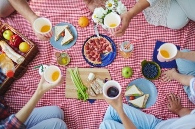 birlikte piknik sırasında oturan aile