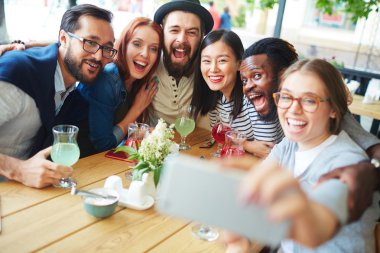 Arkadaşlar selfie kafede yapma