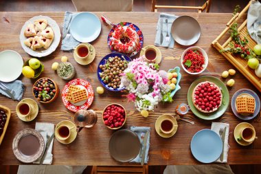 Tablo taze çilek ile görev yaptı.