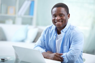 Ofiste genç Afrika işadamı