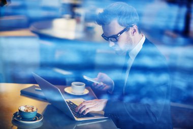 Genç işadamı yazarak gözlük