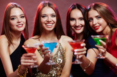 Satır dişlek gülümsüyor kızlarla