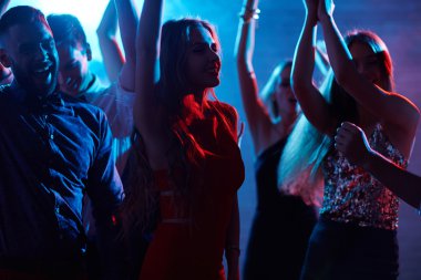 neşeli arkadaşları disko zevk