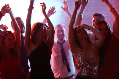 Neşeli arkadaşları konfeti dans