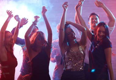 disko kulübü gece harcama gençler