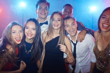 Gece kulübü kendinden geçmiş arkadaşlar