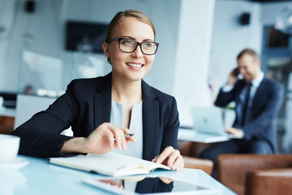 Funcionário feminino pensando em novas ideias — Fotografia de Stock