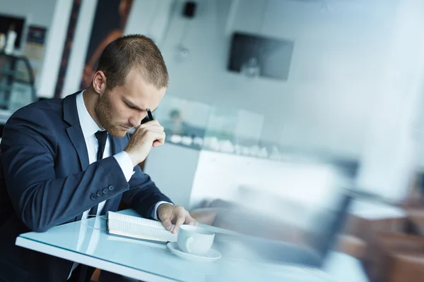 Business man brainstorming prima di scrivere piano — Foto Stock