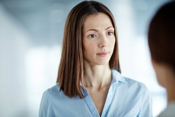 Femme d'affaires à l'écoute de son partenaire attentivement — Photo