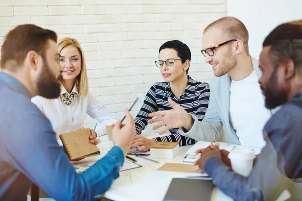 Negocios compartiendo ideas sobre el proyecto —  Fotos de Stock