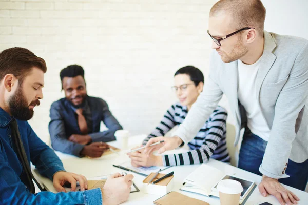 Businessman sharing his idea during discussion — Stock Photo, Image