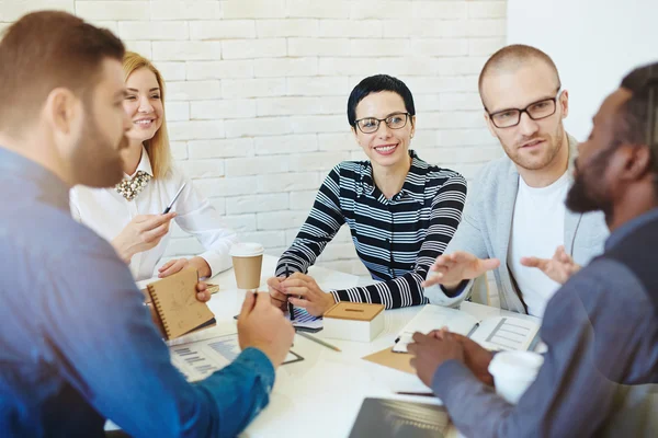 Socios comerciales discutiendo durante una reunión —  Fotos de Stock