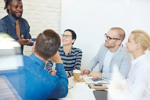 Empresario Presentando Idea a Colegas — Foto de Stock