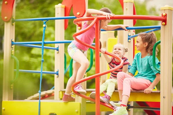 Маленькие девочки играют на детской площадке — стоковое фото