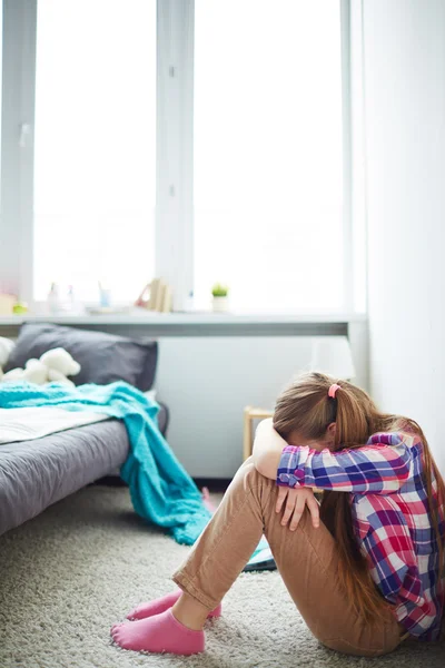 Huilen tienermeisje zittend op de vloer — Stockfoto