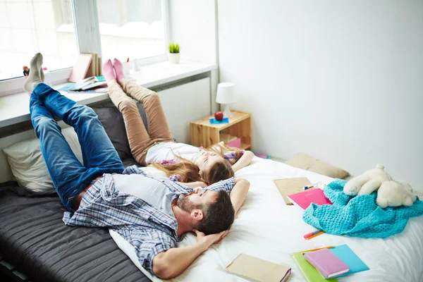 Padre e hija relajándose juntos — Foto de Stock